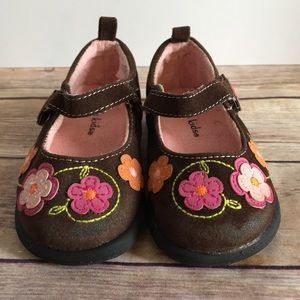 Koala Kids SZ 5 Floral design on suede brown.